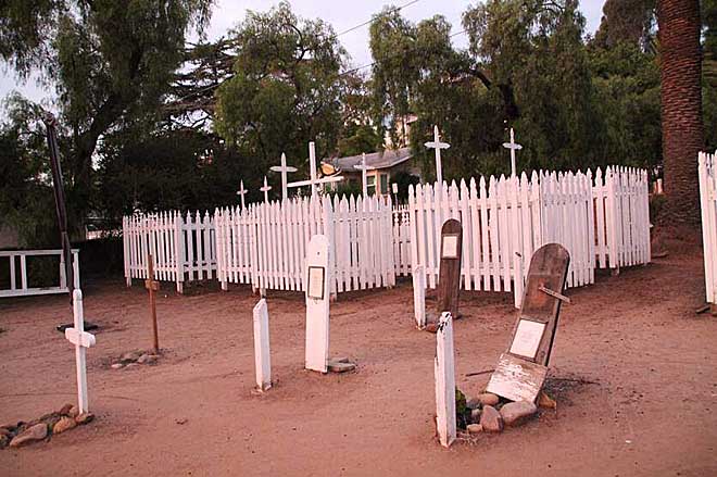 Fence memorials