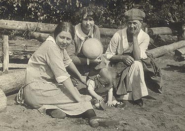 Beda, Edna, Grandma with Charlotte